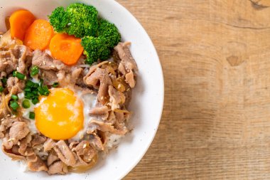 Donburi, domuz eti Pilav kasesi onsen yumurta ve sebze - Japon gıda tarzı