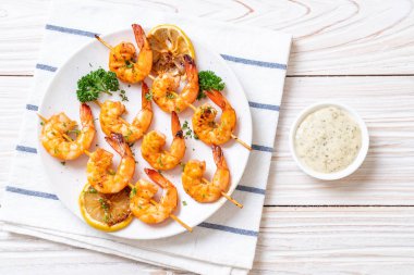 Limon - deniz ürünleri tarzı ile ızgara kaplan karides şiş