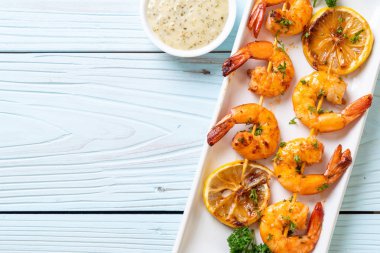 Limon - deniz ürünleri tarzı ile ızgara kaplan karides şiş