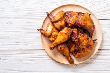 Masada ızgara ve ızgara tavuk.