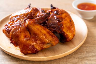 Masada ızgara ve ızgara tavuk.