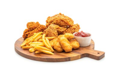 Beyaz arka plan üzerinde izole kızarmış tavuk patates kızartması ve nuggets yemek (abur cubur ve sağlıksız yiyecek)