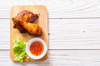 Masada ızgara ve ızgara tavuk.