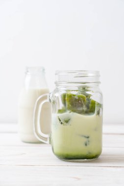 Matcha yeşil çay buzlu cam sütlü