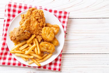 Kızarmış tavuk, patates kızartması ve nugget yemeği. Abur cubur ve sağlıksız yemek.