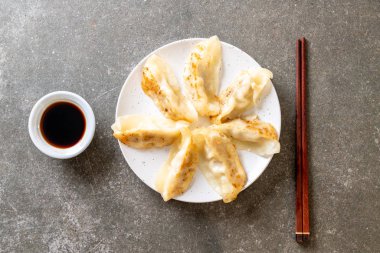 Japon gyoza 'sı ya da soya soslu hamur tatlısı.