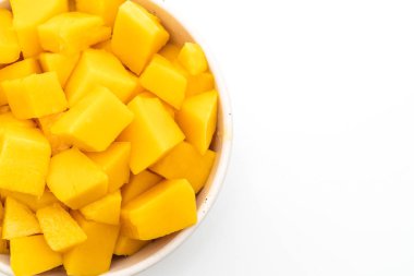 Beyaz arka plan üzerinde izole taze ve altın Mango