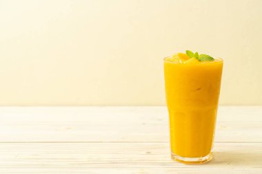 taze mango smoothies - sağlıklı yiyecek ve içecek konsepti