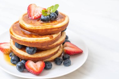 taze yaban mersini, taze çilek ve bal ile sufle gözleme