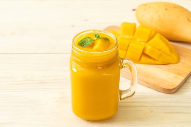 taze mango smoothies - sağlıklı yiyecek ve içecek konsepti