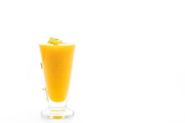 Beyaz arka plan üzerinde izole taze mango smoothies