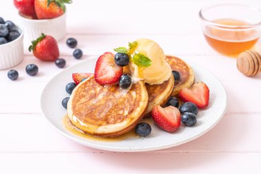 Yabanmersinli gözleme, çilek, bal ve vanilyalı dondurma.