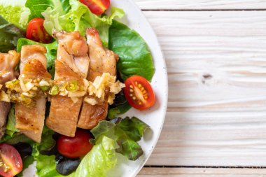 ızgara tavuk salata sebze - sağlıklı gıda tarzı ile