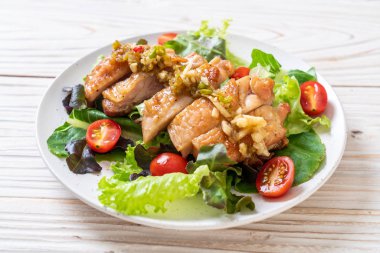 ızgara tavuk salata sebze - sağlıklı gıda tarzı ile