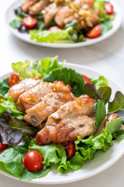 ızgara tavuk salata sebze - sağlıklı gıda tarzı ile