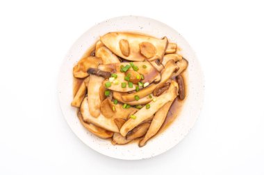 tavada kızartılmış Kral istiridye izole beyaz arka plan üzerinde istiridye soslu mantar