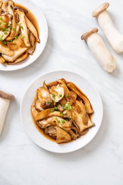 İstiridye soslu kızarmış kral istiridye mantarı. Sağlıklı, vejetaryen ya da vejetaryen yemek tarzı.