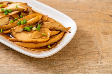 İstiridye soslu kızarmış kral istiridye mantarı. Sağlıklı, vejetaryen ya da vejetaryen yemek tarzı.