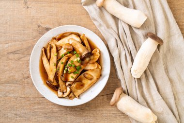 İstiridye soslu kızarmış kral istiridye mantarı. Sağlıklı, vejetaryen ya da vejetaryen yemek tarzı.