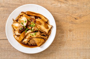 İstiridye soslu kızarmış kral istiridye mantarı. Sağlıklı, vejetaryen ya da vejetaryen yemek tarzı.