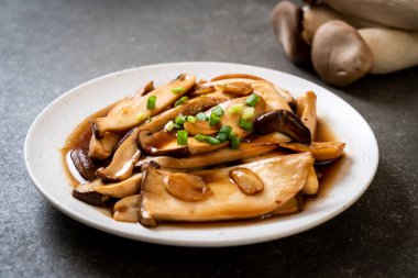 İstiridye soslu kızarmış kral istiridye mantarı. Sağlıklı, vejetaryen ya da vejetaryen yemek tarzı.