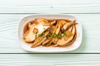 İstiridye soslu kızarmış kral istiridye mantarı. Sağlıklı, vejetaryen ya da vejetaryen yemek tarzı.