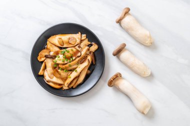 İstiridye soslu kızarmış kral istiridye mantarı. Sağlıklı, vejetaryen ya da vejetaryen yemek tarzı.