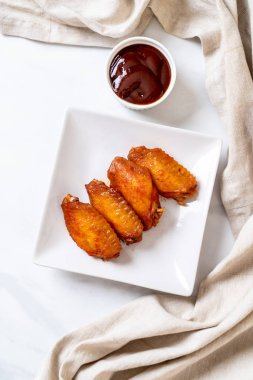 Barbekü tavuk kanadı sosu ile