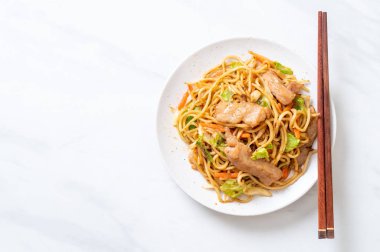 tavada kızartılmış yakisoba noodle pork - Asya gıda tarzı ile