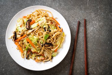 tavada kızartılmış yakisoba noodle sebzeli - vegan ve vejetaryen yiyecekler