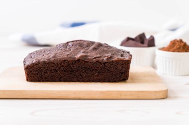 ahşap zemin üzerine çikolatalı browni kek