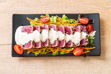 Sebze salatası ve soslu taze ton balığı. Sağlıklı yiyecek.