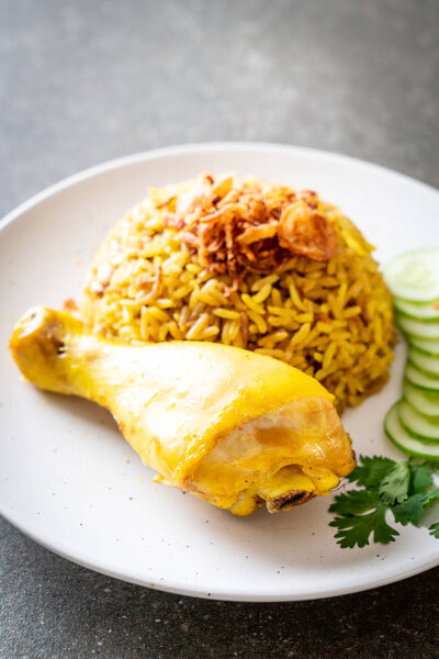 Мусульманский желтый рис с курицей - мусульманский стиль питания
