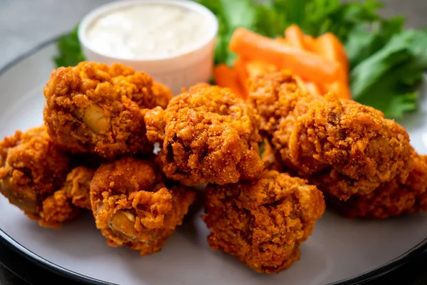 Fried Spicy Chicken Wings Vegetable — Stock Photo, Image