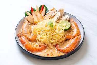 Baharatlı karides spagetti makarna (Tom Yum Goong) - İtalyan Füzyon gıda tarzı