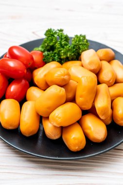 domuz eti kokteyl sosisi plaka üzerinde