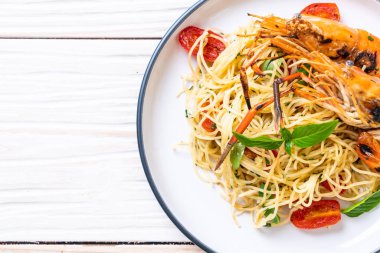 ızgara karides ve domates - İtalyan Füzyon gıda tarzı ile tavada kızartılmış spagetti