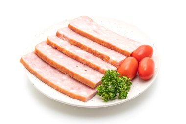 Beyaz arka planda dilimlenmiş pastırma ızgarası.