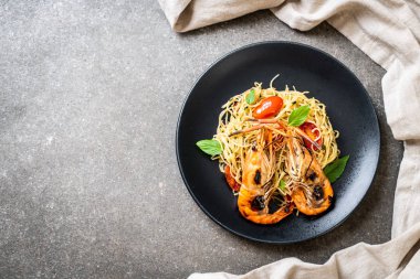 ızgara karides ve domates - İtalyan Füzyon gıda tarzı ile tavada kızartılmış spagetti
