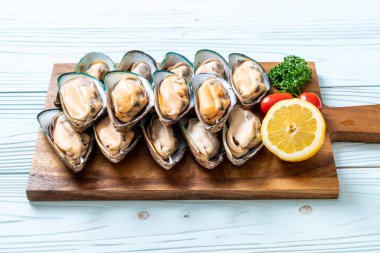 malzemelerle ahşap tahta üzerinde taze midye