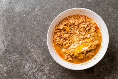 Tay baharatlı şehriye kase (Tom Yum Kung)