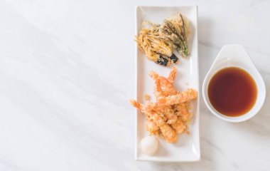 karides tempura (hırpalanmış kızarmış karides) sebze - Japon gıda tarzı