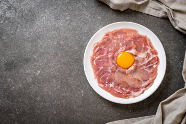 taze dilimlenmiş domuz ham yumurta pişirme veya shabu shabu ve sukiyaki yapma ile