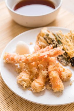 karides tempura (hırpalanmış kızarmış karides) sebze - Japon gıda tarzı