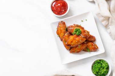 Beyaz susamlı ızgara tavuk kanadı.