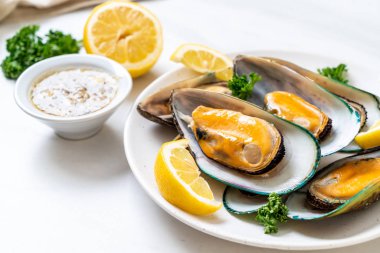 deniz ürünleri midye maydanoz ve limon ile