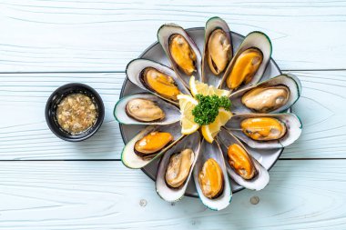 deniz ürünleri midye maydanoz ve limon ile