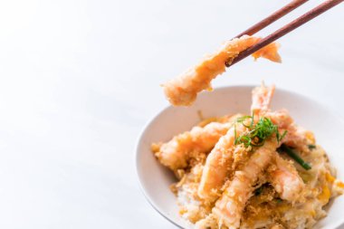 kızarmış karides tempura üzerinde beyaz surat - Japon yemekleri stil tepesinde