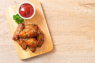 Beyaz susamlı ızgara tavuk kanadı.