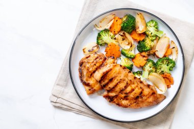 çukurunu tavuk göğsü biftek sebze (brokoli, havuç, soğan ile)